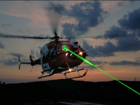 Un homme aveugle des pilotes d'hélicoptère de l'armée avec un laser
