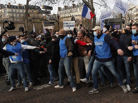 Génération identitaire manifeste contre son éventuelle dissolution