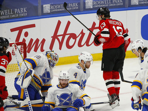 Nico Hischier marque et gagne
