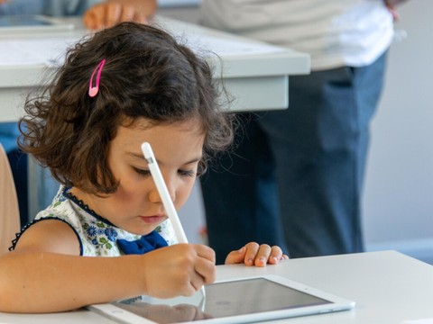 EPFL: un outil pour repérer les difficultés d'écriture sur tablette