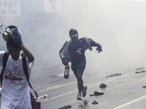 Tirs à balles réelles contre les manifestants en Birmanie