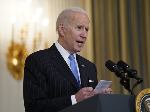 Biden promet assez de vaccins pour tous les adultes d'ici fin mai