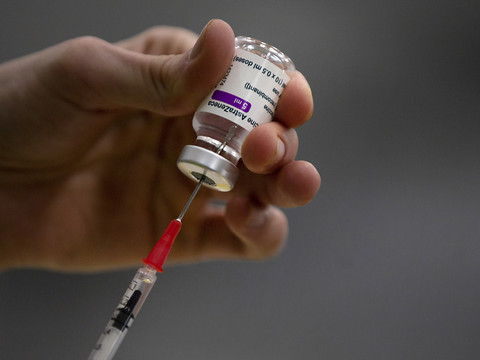 Vaccins pour tous en vue aux Etats-Unis, décès records au Brésil