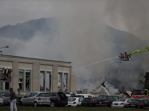 Site industriel victime du feu à Hinwil (ZH), près des voies CFF