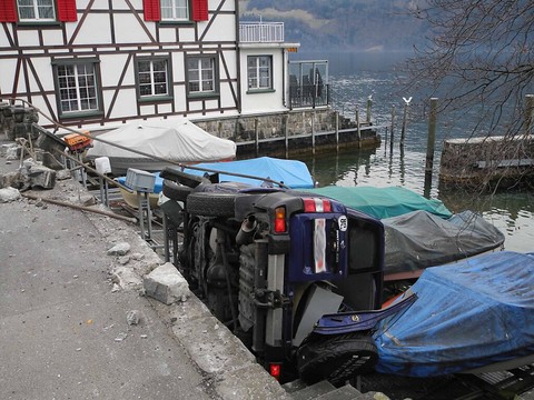 Une voiture finit sa course sur des bateaux à Gersau (SZ)