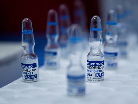 L'examen du vaccin russe commence en Europe, où l'épidémie repart