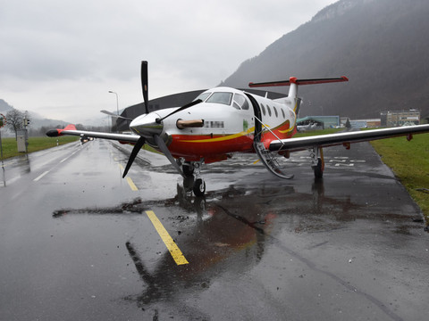 NW: avion Pilatus percuté par une auto sur le chemin de l'aérodrome