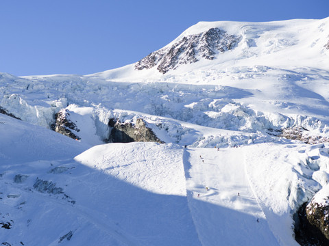 Un garçon de 8 ans perd la vie après une chute à Saas Fee (VS)