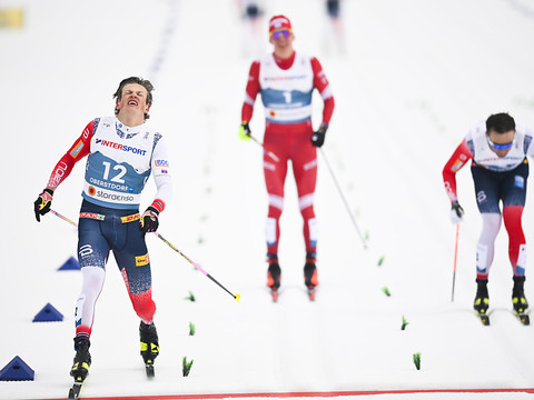 Klaebo disqualifié, Iversen sacré sur 50 km