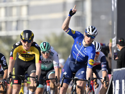 Victoire de Sam Bennett dans la 1re étape