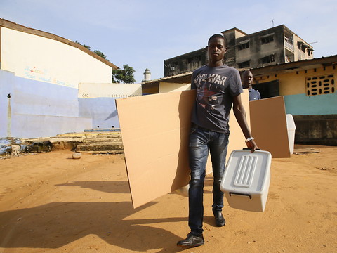 Côte d'Ivoire: pouvoir et opposition revendiquent la victoire aux législatives