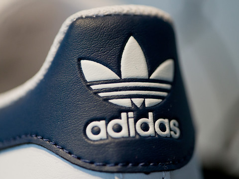 Adidas: rebond espéré en 2021 après le plongeon lié à la pandémie