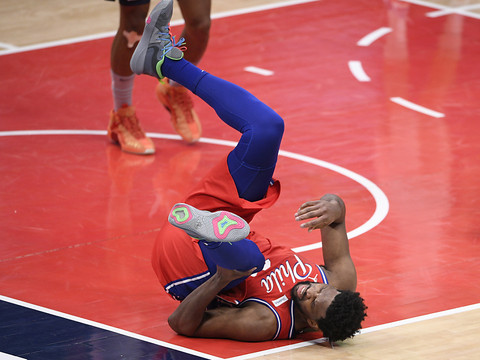 Inquiétude pour Embiid, blessé au genou gauche