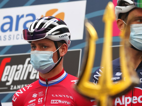 Un numéro de van der Poel, Pogacar solide leader de Tirreno