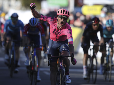 Schachmann détrône le dernier jour un Roglic malheureux