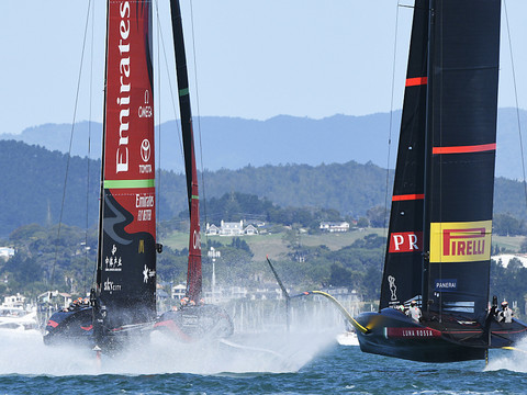 Team New Zealand prend l'avantage sur Luna Rossa
