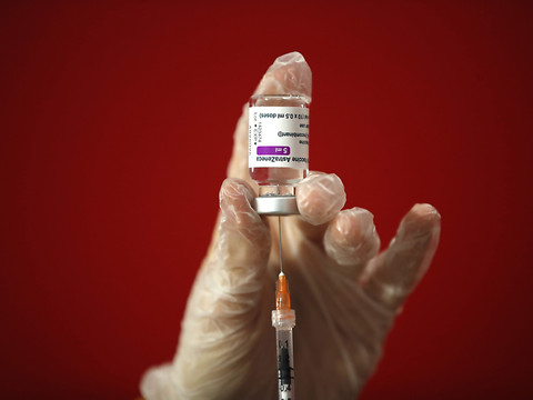 Le régulateur de l'UE convaincu des bénéfices du vaccin AstraZeneca
