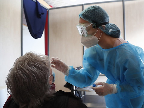 Réinfections rares, mais plus fréquentes chez les plus de 65 ans