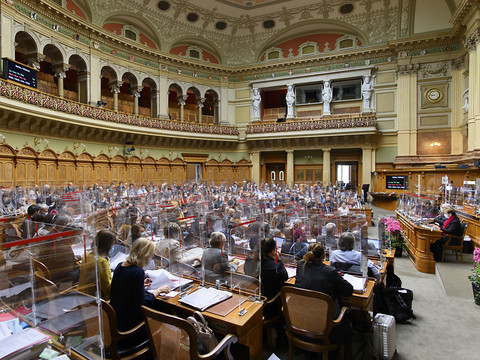 Loi Covid-19: le Parlement de nouveau plus généreux que le gouvernement