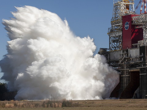 Test réussi des moteurs la fusée géante SLS de la Nasa pour la Lune