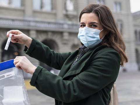 Un test positif sur près de 2000 durant la session fédérale