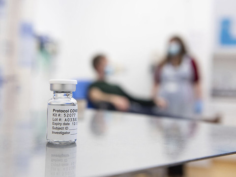 AstraZeneca: les experts de l'OMS appellent à utiliser le vaccin