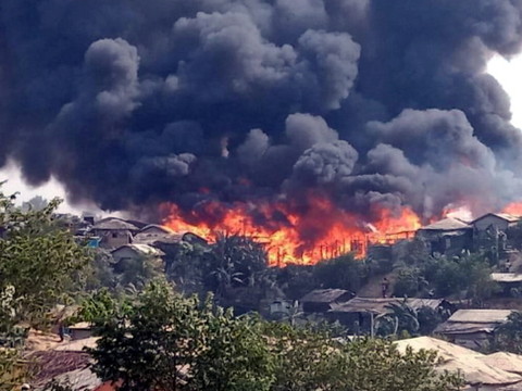 Des milliers de réfugiés rohingyas fuient l'incendie d'un camp