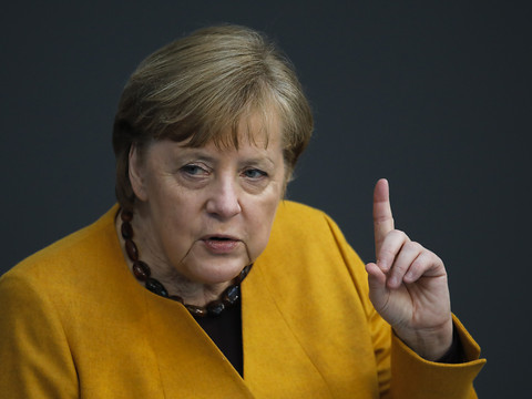 Virus: critiquée, Merkel revoit sa copie et demande 