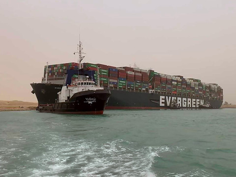 Canal de Suez bloqué, transport maritime mondial ralenti
