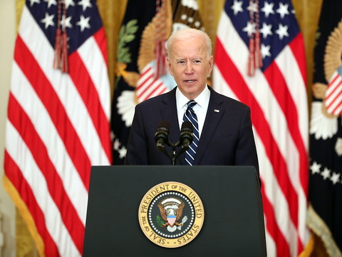 Biden met l'accent sur les vaccins, envisage de se représenter