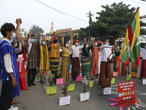 Birmanie : tirs sur des manifestants, sanctions internationales