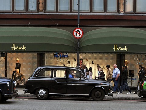Royaume-Uni: rebond des ventes de détail, l'habillement s'effondre
