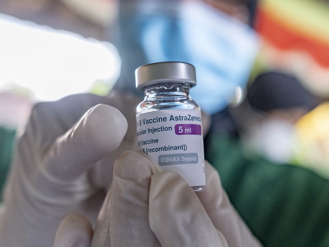 Vaccin AstraZeneca: confirmation d'un risque de thrombose rare