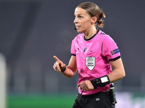 Stéphanie Frappart, première femme arbitre d'un match qualificatif