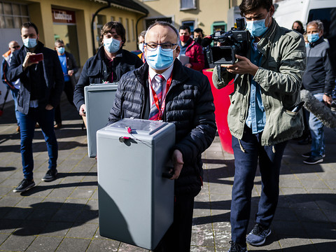Arrivée depuis Berne des urnes scellées du vote par correspondance