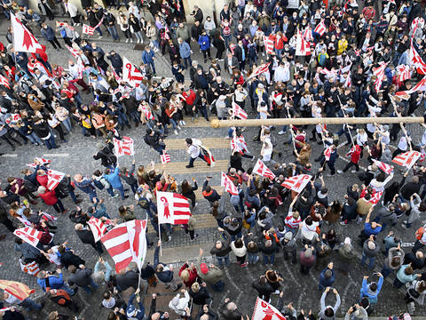 Les pro-Jurassiens se rassemblent en masse devant l'Hôtel de ville