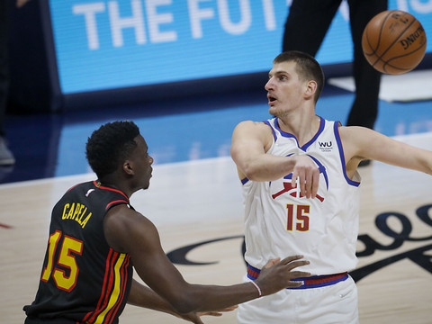 Capela et les Hawks lourdement battus à Denver