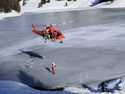 Deux hommes tombent dans un lac gelé de Seealp (AI)