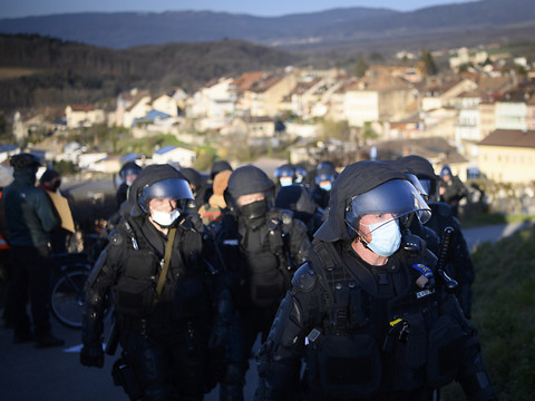 La police aux portes du camp