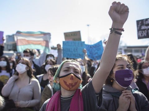L'abandon d'un traité protégeant les femmes divise les féministes