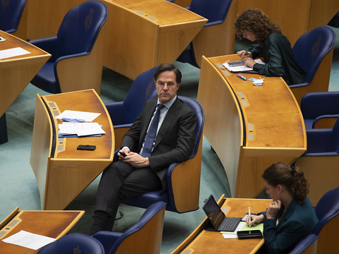 Le Premier ministre Mark Rutte surmonte une motion de défiance