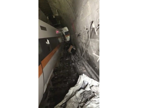 Un train déraille dans un tunnel, au moins 50 morts