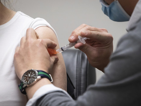 Vaccin AstraZeneca: sept décès à la suite de caillots sanguins au Royaume-Uni