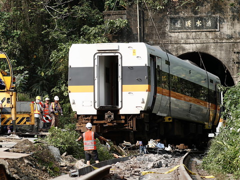 Taïwan pleure les victimes d'un de ses pires accidents ferroviaires