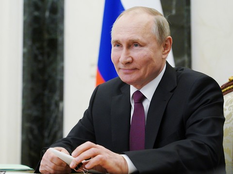 Poutine signe la loi l'autorisant à faire deux mandats de plus