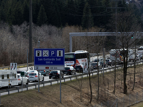 Retour des vacanciers: petits bouchons au Gothard