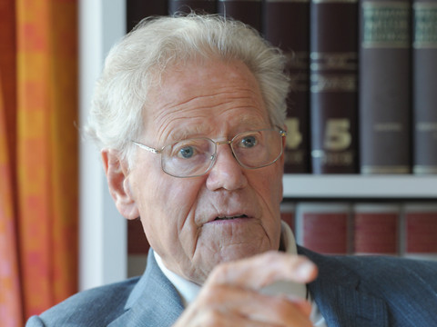 Décès du théologien suisse Hans Küng, opposé au Vatican, à 93 ans