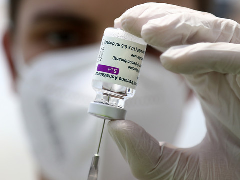 Vaccin AstraZeneca: l'EMA confirme de très rares effets secondaires
