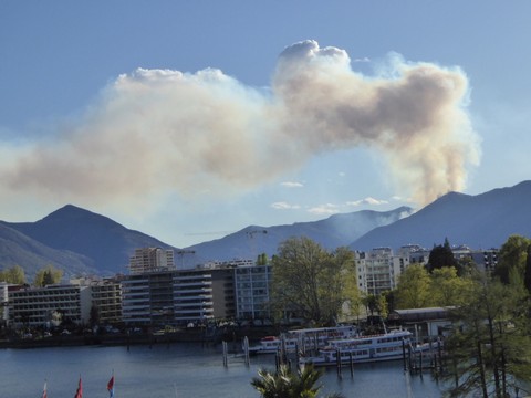 Trois feux de forêt font rage au Tessin
