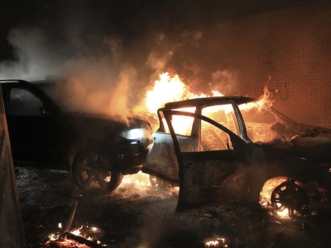 Nouvelle poussée de violences en Irlande du Nord, un bus incendié